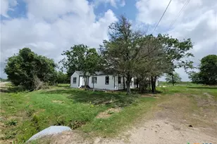 1108 S East St, Edna, TX 77957 - Photo 3