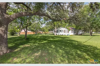 110 Walnut Street, Yoakum, TX 77995 - Photo 5