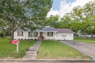 110 Walnut St, Yoakum, TX 77995 - Photo 3