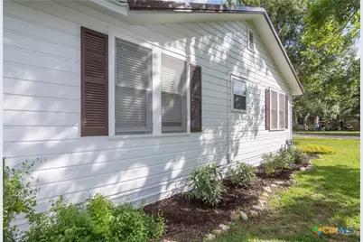 110 Walnut Street, Yoakum, TX 77995 - Photo 7