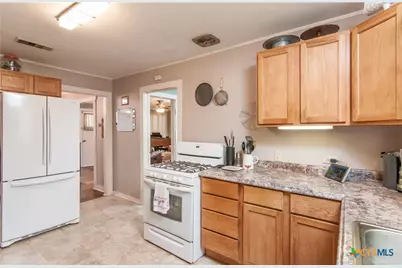 110 Walnut Street, Yoakum, TX 77995 - Photo 23