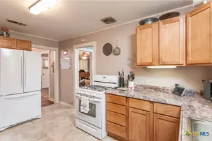 110 Walnut St, Yoakum, TX 77995 - Photo 23