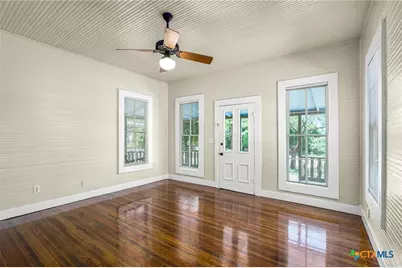 529 W Bridge Street, New Braunfels, TX 78130 - Photo 7