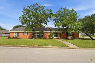 700 Park St, Gatesville, TX 76528 - Photo 1