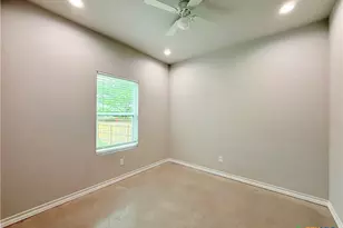 611 E Martindale St, Seguin, TX 78155 - Photo 7