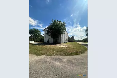 1010 Nelson, Yoakum, TX 77995 - Photo 3