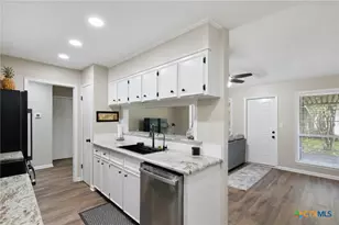 204 Timberlane Dr, Victoria, TX 77901 - Photo 3