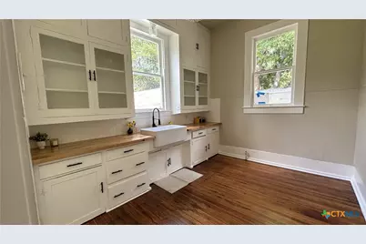 227 E College Street, Seguin, TX 78155 - Photo 13