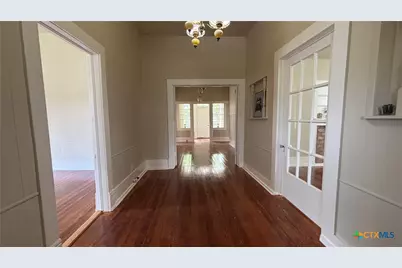 227 E College Street, Seguin, TX 78155 - Photo 3
