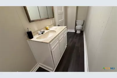 227 E College Street, Seguin, TX 78155 - Photo 21