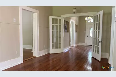 227 E College Street, Seguin, TX 78155 - Photo 9