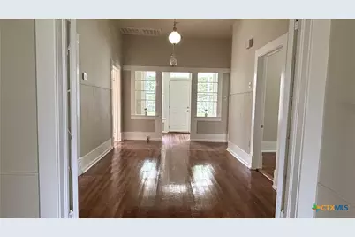 227 E College Street, Seguin, TX 78155 - Photo 11