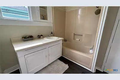 227 E College Street, Seguin, TX 78155 - Photo 27