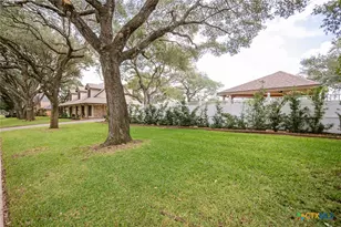 203 Champions Row, Victoria, TX 77904 - Photo 3