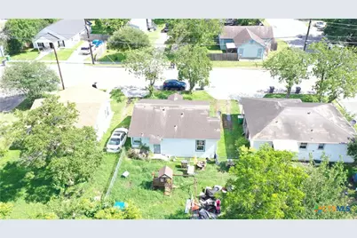 1105 E San Antonio Street, Victoria, TX 77901 - Photo 3