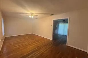 809 Leissner St, Seguin, TX 78155 - Photo 3