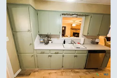111 Yorkshire Lane, Victoria, TX 77904 - Photo 7