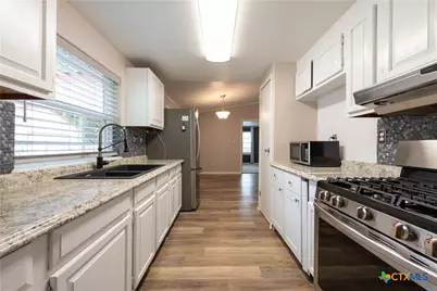 205 N Mesquite Avenue, Luling, TX 78648 - Photo 9
