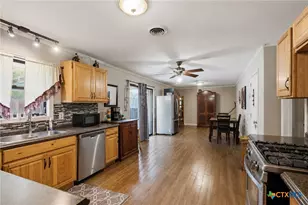 701 Morning Glory Ln, Victoria, TX 77904 - Photo 7