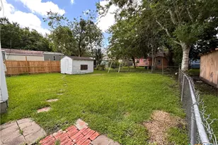1307 E Mistletoe Ave, Victoria, TX 77901 - Photo 3