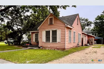 211 W College Street, Seguin, TX 78155 - Photo 3