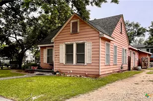 211 W College St, Seguin, TX 78155 - Photo 3