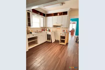 211 W College Street, Seguin, TX 78155 - Photo 7