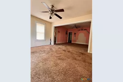211 W College Street, Seguin, TX 78155 - Photo 9