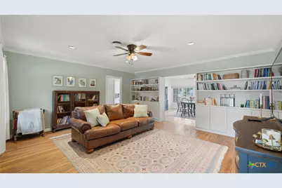 1031 E Walnut Street, Seguin, TX 78155 - Photo 5
