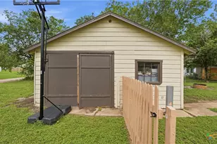 1031 E Walnut St, Seguin, TX 78155 - Photo 27