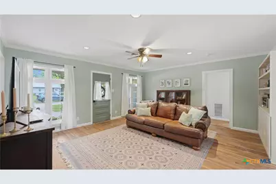 1031 E Walnut Street, Seguin, TX 78155 - Photo 3