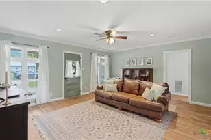 1031 E Walnut St, Seguin, TX 78155 - Photo 3