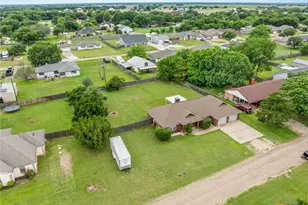 381 Norwood Dr, Woodway, TX 76712 - Photo 3