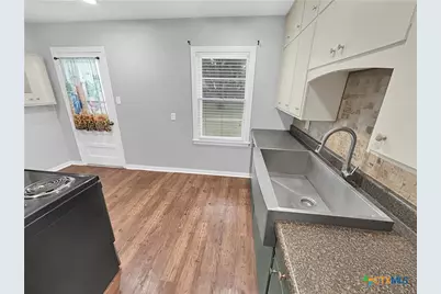 710 E 14th Street, Cameron, TX 76520 - Photo 7