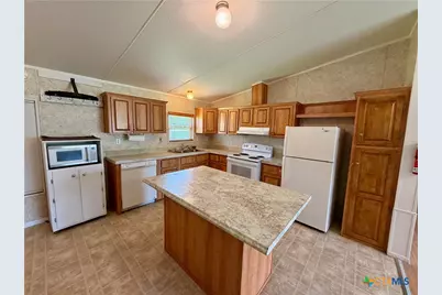 1210 N Drake Street, Edna, TX 77957 - Photo 9