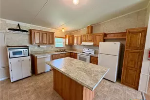 1210 N Drake St, Edna, TX 77957 - Photo 9