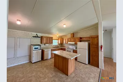 1210 N Drake Street, Edna, TX 77957 - Photo 7