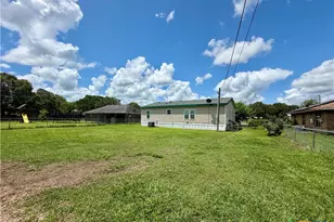 1210 N Drake St, Edna, TX 77957 - Photo 19
