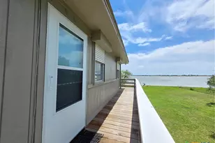 2182 W Bayshore Dr, Palacios, TX 77465 - Photo 9
