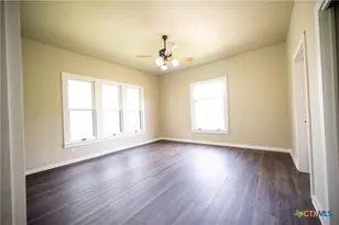 304 Turner St, Yoakum, TX 77995 - Photo 19
