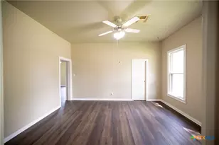 304 Turner St, Yoakum, TX 77995 - Photo 11