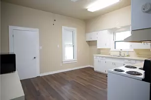 304 Turner St, Yoakum, TX 77995 - Photo 7