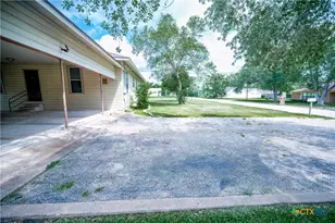 304 Turner St, Yoakum, TX 77995 - Photo 27