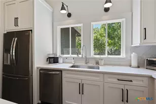 1017 W Hopkins St, San Marcos, TX 78666 - Photo 7