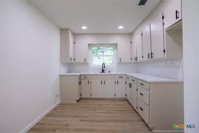 3607 Avondale Street, Victoria, TX 77901 - Photo 9