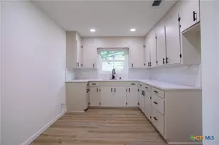 3607 Avondale St, Victoria, TX 77901 - Photo 9