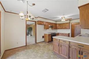 214 E Montana Dr, Shiner, TX 77984 - Photo 9