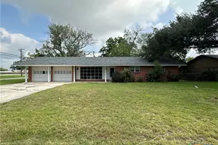 1302 Canary Ln, Seguin, TX 78155 - Photo 1