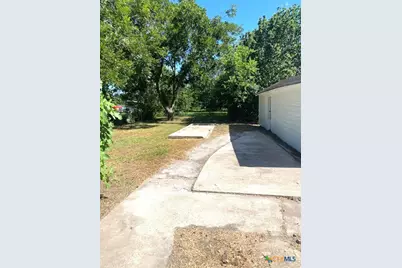 2405 Lone Tree Road, Victoria, TX 77901 - Photo 13