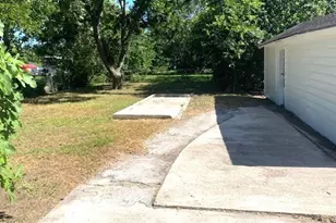 2405 Lone Tree Rd, Victoria, TX 77901 - Photo 13